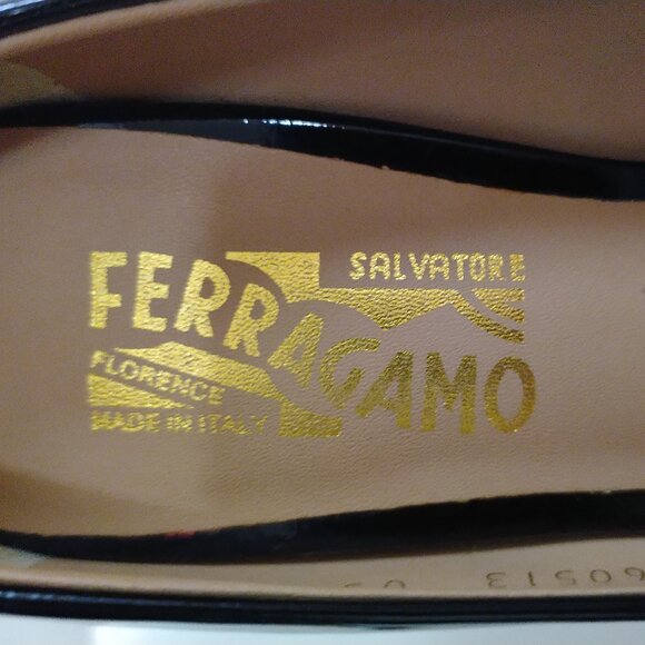 Ferragamo Black Patent Vara Bow Heel Pumps, like new - Picture 11 of 13